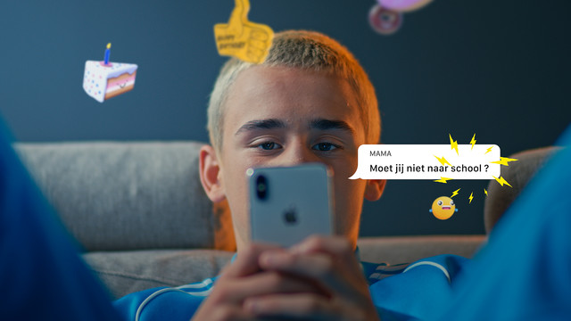 Telefoon in je zak Ogen op de weg Stichting Yannick Emojis VFX