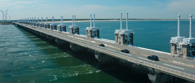 VD Akker Film Dutch Grand Tour Droneshot Neeltje Jans Shot brug